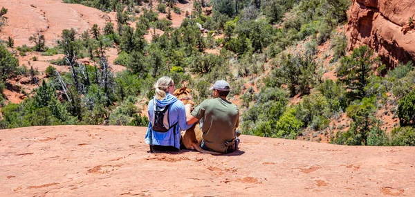 Sedona Arizona USA-ban. Vörös narancssárga színű sziklaalakzatok, kék ég, napos tavaszi nap — Stock Fotó