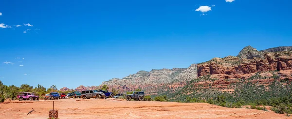 Sedona Arizona EUA. Formações rochosas de cor laranja vermelha, céu azul, dia ensolarado da primavera — Fotografia de Stock