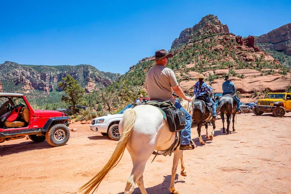 Sedona Arizona EUA. Formações rochosas de cor laranja vermelha, céu azul, dia ensolarado da primavera — Fotografia de Stock