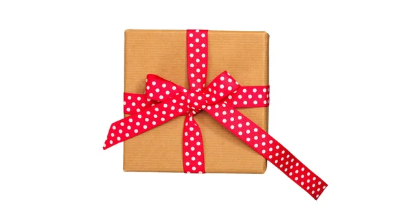 Caja de regalo beige con cinta roja aislada cortada sobre fondo blanco, vista superior —  Fotos de Stock
