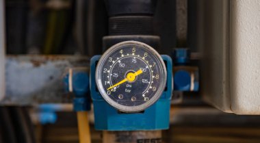 Bulanıklık arka plan üzerinde endüstriyel yüksek basınçlı gaz sayaçları, boru hatları ve vanalar