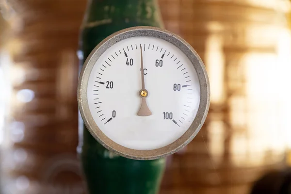 Temperature gauge, celsius scale, old, dial, blur industrial background — Stock Photo, Image