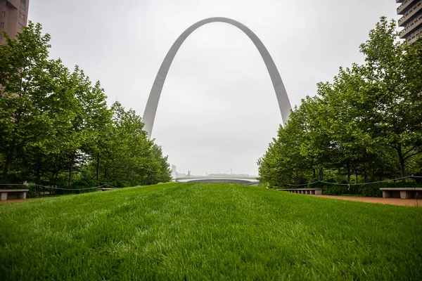 Arco de San Luis, Missouri, EE.UU., día nublado de primavera — Foto de Stock