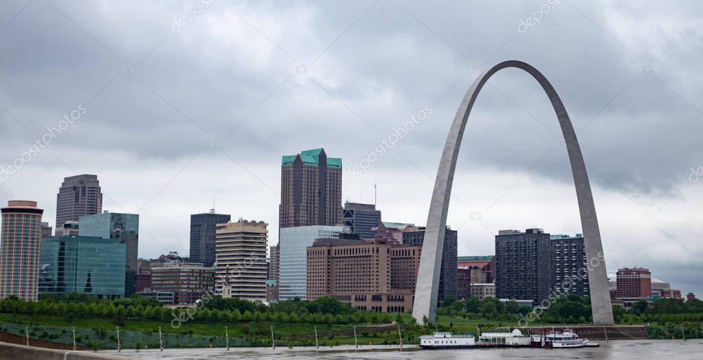 Saint Louis arch, Missouri, USA, cloudy spring day