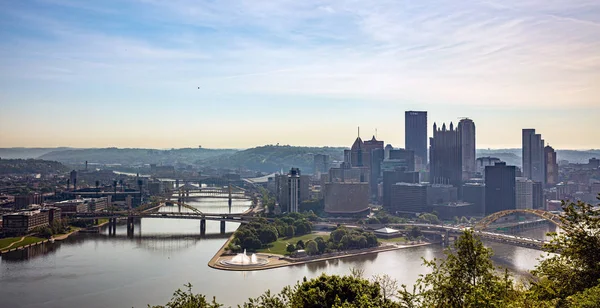 Pittsburgh Pennsylvania USA, panorama del centro de la ciudad, soleado día de primavera — Foto de Stock