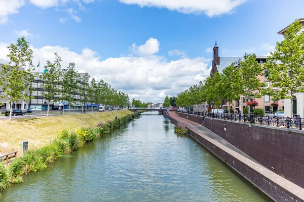 Rivier met Dijk in stad Utrecht, Netherlands — Stockfoto