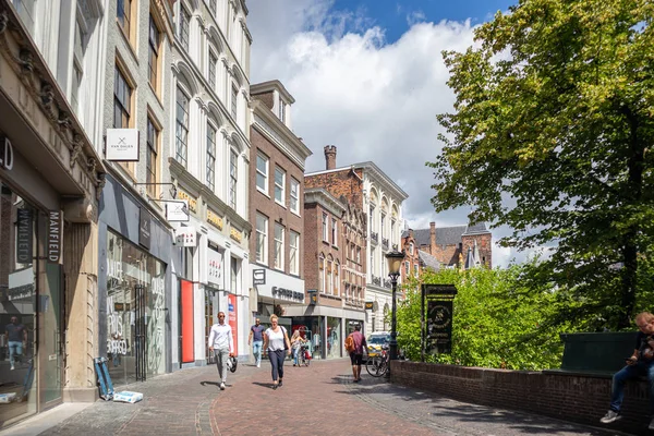 Az emberek sétálnak az utcán óváros Utrecht, Hollandia — Stock Fotó