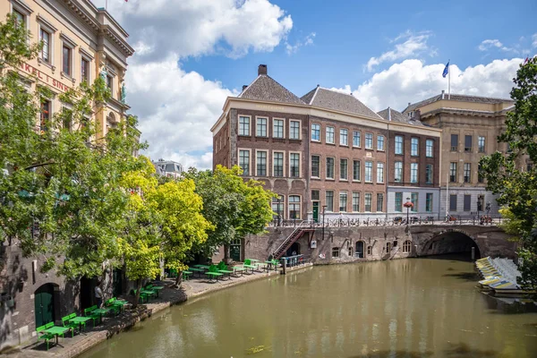 River with stone embankment in old town Utrecht, Netherlands — Stock Photo, Image
