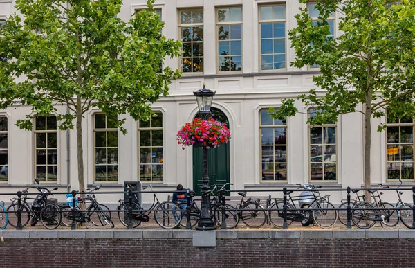 Épületek parkolása a közelben épület Utrecht, Hollandia — Stock Fotó