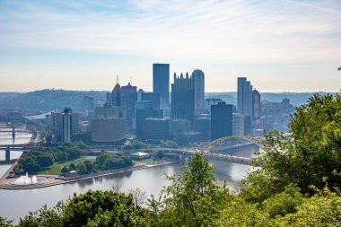 Bakış parkı, güneşli bahar günü Point of Pittsburgh şehir şehir merkezi havadan görünümü