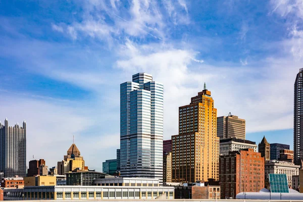 Pittsburgh City Downtown highrise budynków biznesowych, słoneczny dzień wiosny. PA, Stany Zjednoczone Ameryki — Zdjęcie stockowe