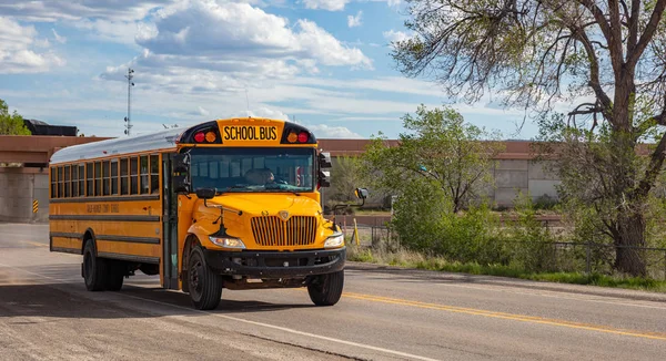 Schoolbus op de weg in Chinle, Arizona, Verenigde Staten. — Stockfoto
