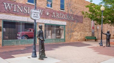 Köşedeki heykelin üzerinde duran Winslow Arizona, Abd.