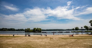 Rotterdam Hollanda'da ağaçlar ve iskele ile doğal plaj
