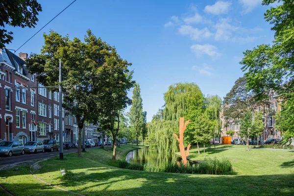 네덜란드 로테르담의 오래된 건물로 둘러싸인 연못이 있는 녹색 공원 — 스톡 사진