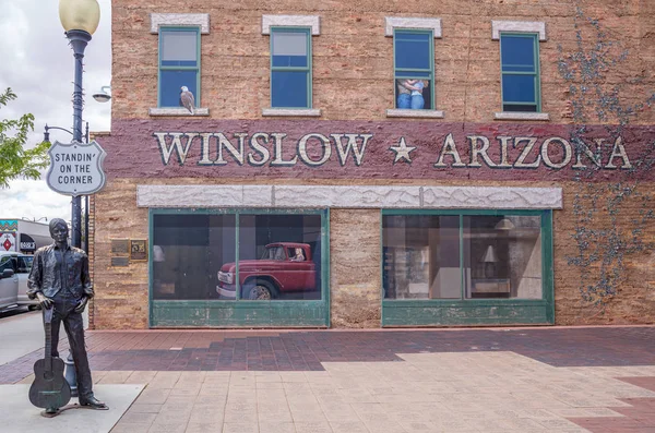 Em pé na estátua da esquina, Winslow Arizona, EUA . — Fotografia de Stock