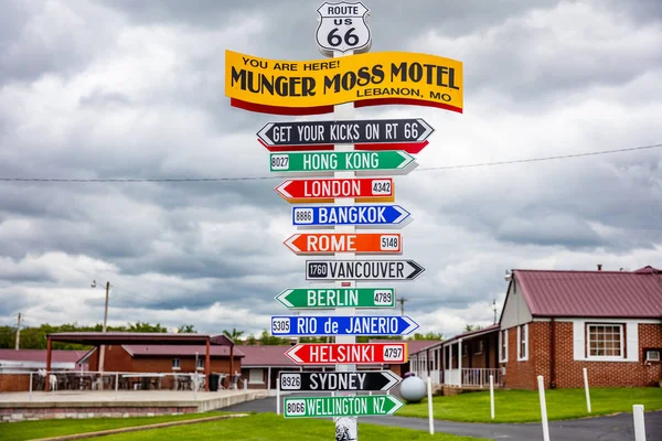 Route 66 Motel komik tabela, seyahat yerler, Abd, Lübnan Missouri, — Stok fotoğraf