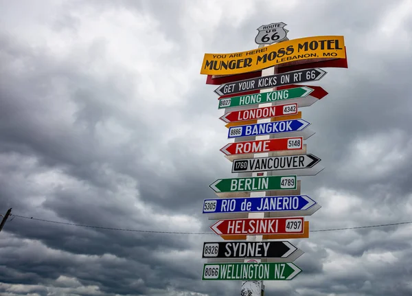 Route 66 motel funny wegweiser, reiseziele, usa, libanon missouri, — Stockfoto