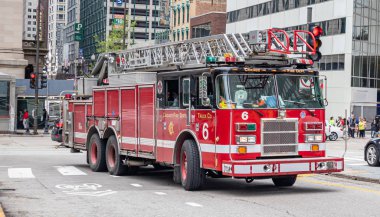 Okul otobüsü klasik, şehir merkezinde sarı renk, Chicago, Illinois