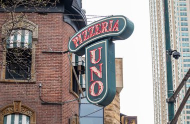 Pizzeria Uno, şehir merkezinde derin çanak pizza restoran, Chicago, Illinois bina cephe neon logo işareti,
