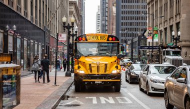 Okul otobüsü klasik, şehir merkezinde sarı renk, Chicago, Illinois