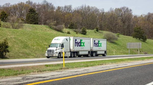 Camión Fedex en la carretera en Chicago, Illinois —  Fotos de Stock