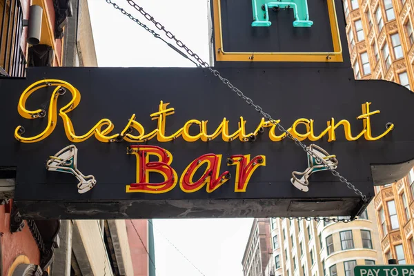 Şehir merkezinde restoran bar neon işareti, binaların arka plan. Chicago, Illinois, — Stok fotoğraf