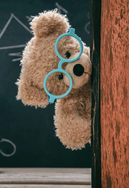 Śliczne Teddy noszenia okulary czarny tablica tło — Zdjęcie stockowe