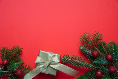 Kırmızı renk arka plan karşı Noel köknar dekorasyon