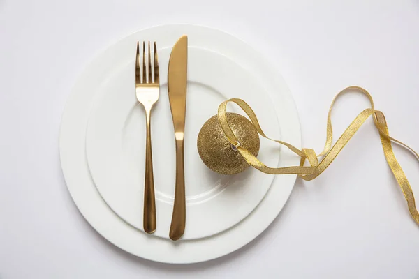 Táblázat beállítás, Xmas, új év. Arany evőeszköz fehér edényekből, fehér háttér — Stock Fotó