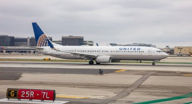United Airlines'ın uçak kanadı Los Angeles havaalanına indi. Abd