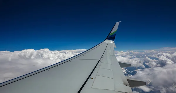 Alaska airlines plane wing over cloudscape. USA — Stock Photo, Image