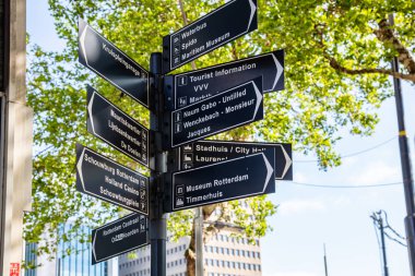 Rotterdam, Hollanda'da sokak yön tabelası