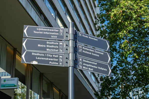 Señal de dirección en frente de un edificio en el centro de Rotterdam, Holanda —  Fotos de Stock