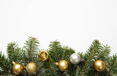 Köknar dal ve noel süsleri, beyaz arka plan