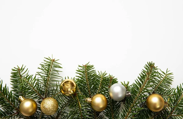 Ramoscello di abete e palline di Natale, sfondo bianco — Foto Stock
