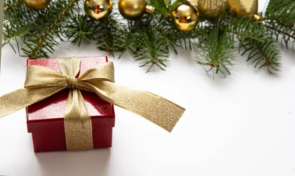 Karácsonyi ajándék és dekoráció fehér színű háttér — Stock Fotó