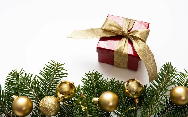 Cadeau de Noël et décoration sur fond de couleur blanche — Photo