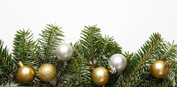 Κλαδί έλατου και χριστουγεννιάτικα μπιχλιμπίδια, λευκό φόντο — Φωτογραφία Αρχείου