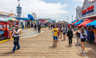 Santa Monica rıhtımında yürüyen insanlar, güneşli bir bahar günü. Kaliforniya Amerika Birleşik Devletleri.