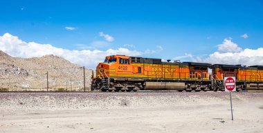 Kaliforniya çöl arka plan, mavi gökyüzü yük Bnsf tren. Bizi
