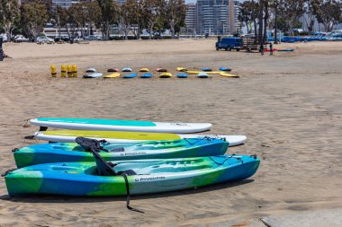 Sahilde sörf tahtaları ve kano kayık, güneşli bahar günü. Marina del Rey beach, Kaliforniya Amerika Birleşik Devletleri.