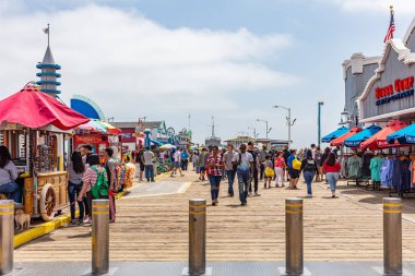 Santa Monica rıhtımında yürüyen insanlar, güneşli bir bahar günü. Kaliforniya Amerika Birleşik Devletleri.