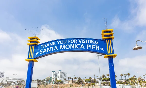 Προβλήτα Santa Monica, σας ευχαριστώ για την επίσκεψη σημάδι αψίδα, συννεφιασμένο ουρανό, άνοιξη ημέρα — Φωτογραφία Αρχείου