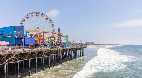 Santa Monica pier pacific park in a sunny spring day. California USA. — Stock Photo, Image