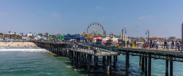 Santa Monica pier pacific park in a sunny spring day. California USA. — Stock Photo, Image