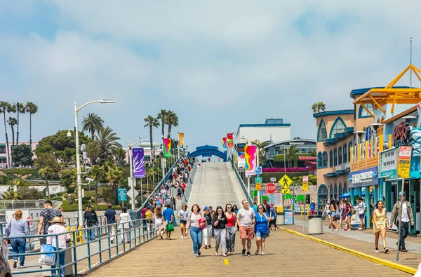 People walking on Santa Monica pier, sunny spring day. California USA. — Stock Photo, Image