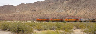 Arizona çöl arka plan, bulutlu gökyüzü nde Yük Bnsf tren. Bizi