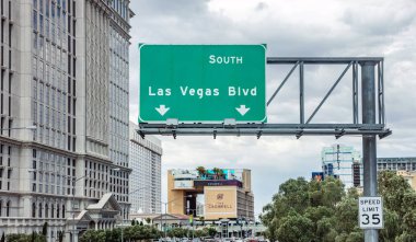 Las Vegas Bulvarı yol tabelası, şehir merkezinde. Nevada Bize.