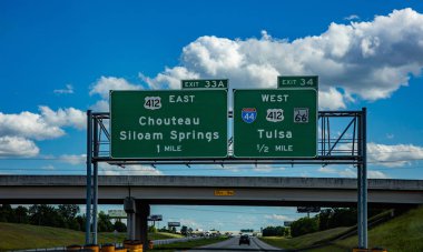 Otoyolda yol tabelası. Oklahoma Bize.